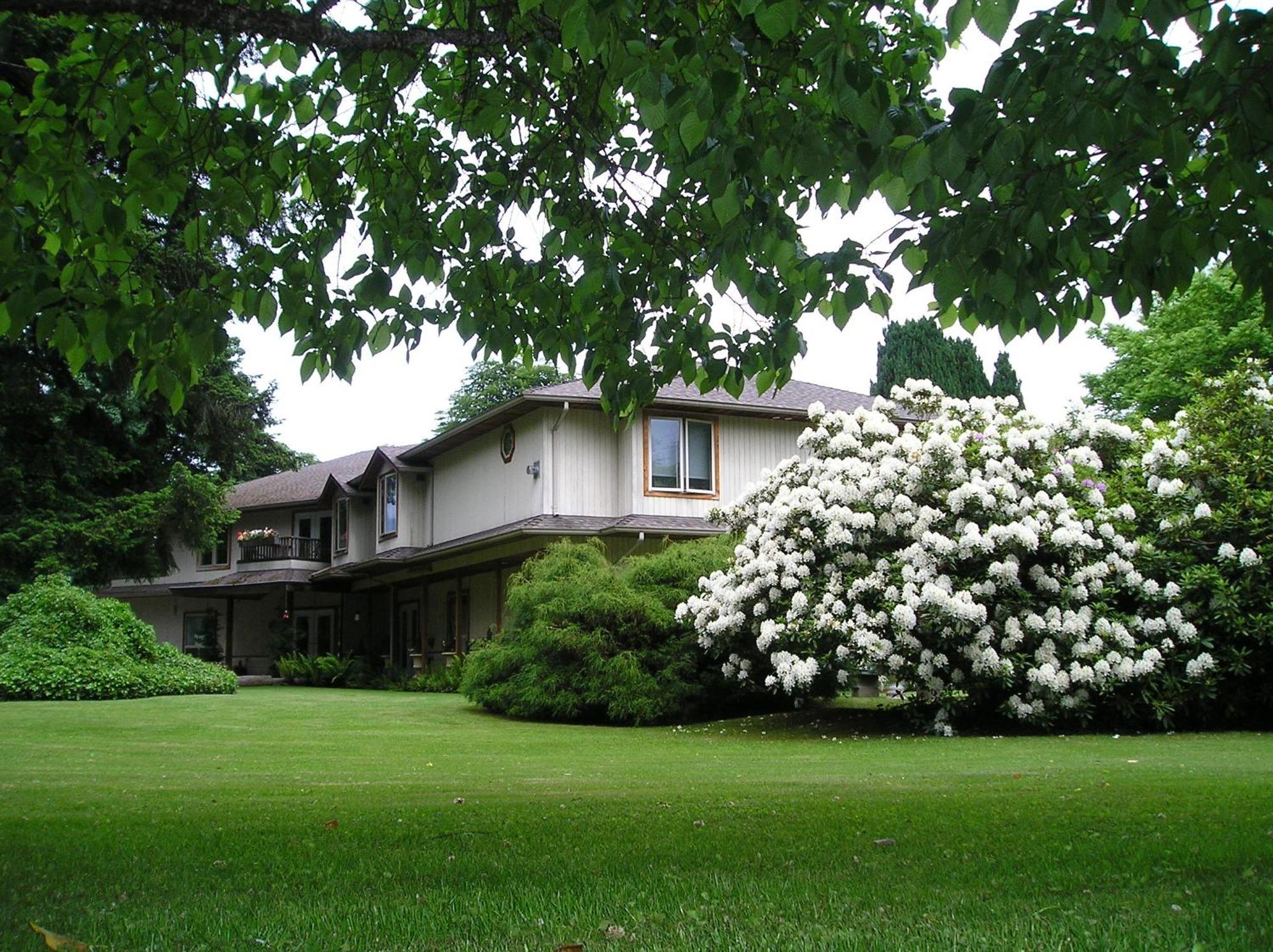Cedar Wood Lodge Bed & Breakfast Inn Port Alberni Exterior photo