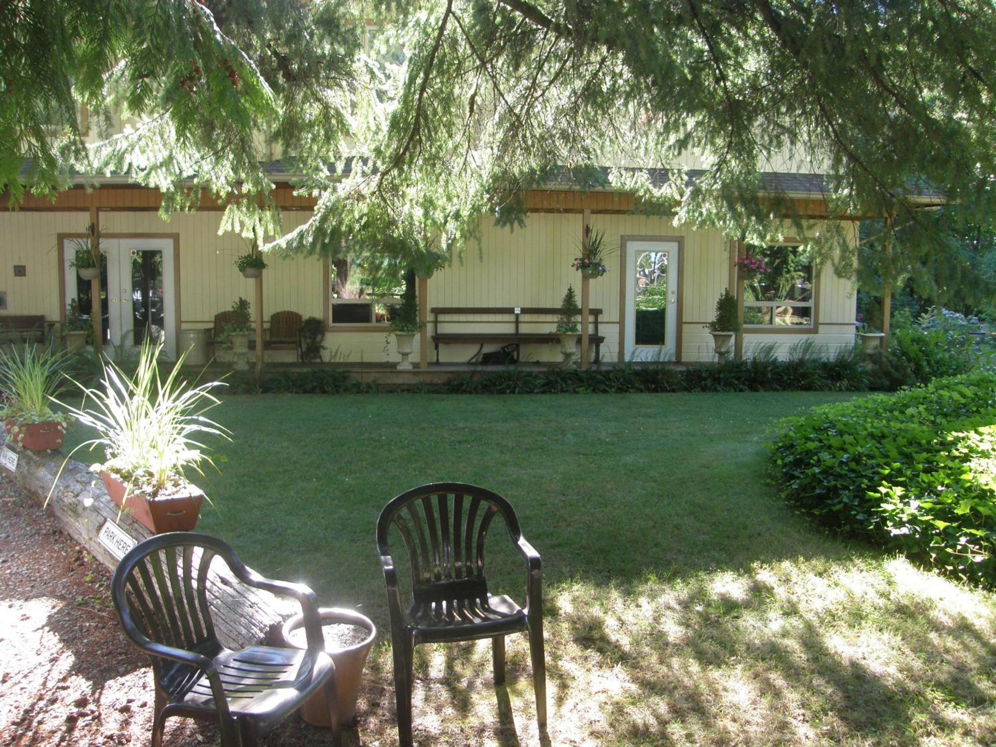 Cedar Wood Lodge Bed & Breakfast Inn Port Alberni Exterior photo