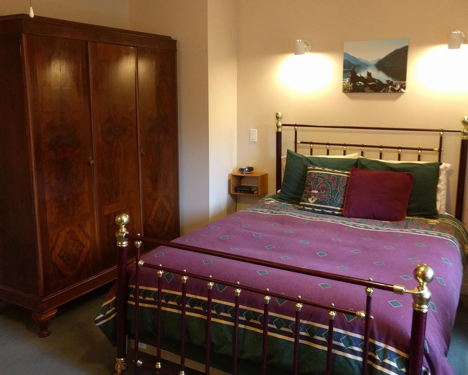 Cedar Wood Lodge Bed & Breakfast Inn Port Alberni Exterior photo