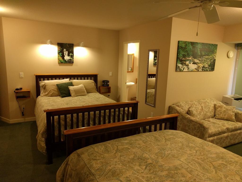 Cedar Wood Lodge Bed & Breakfast Inn Port Alberni Exterior photo