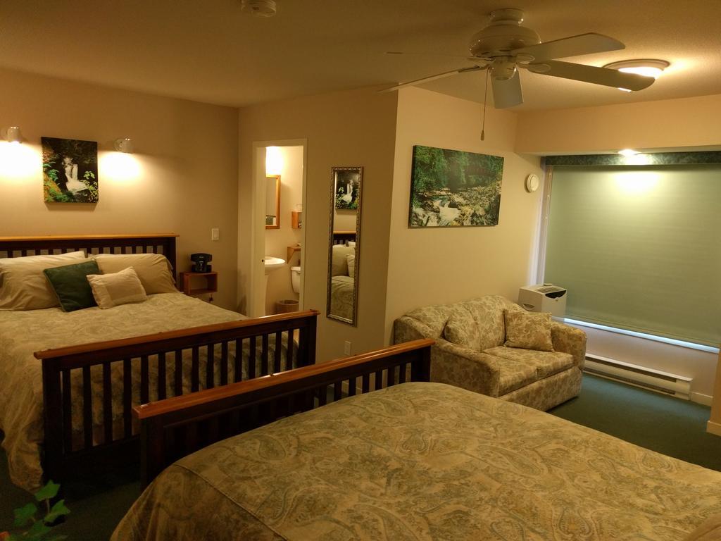 Cedar Wood Lodge Bed & Breakfast Inn Port Alberni Exterior photo