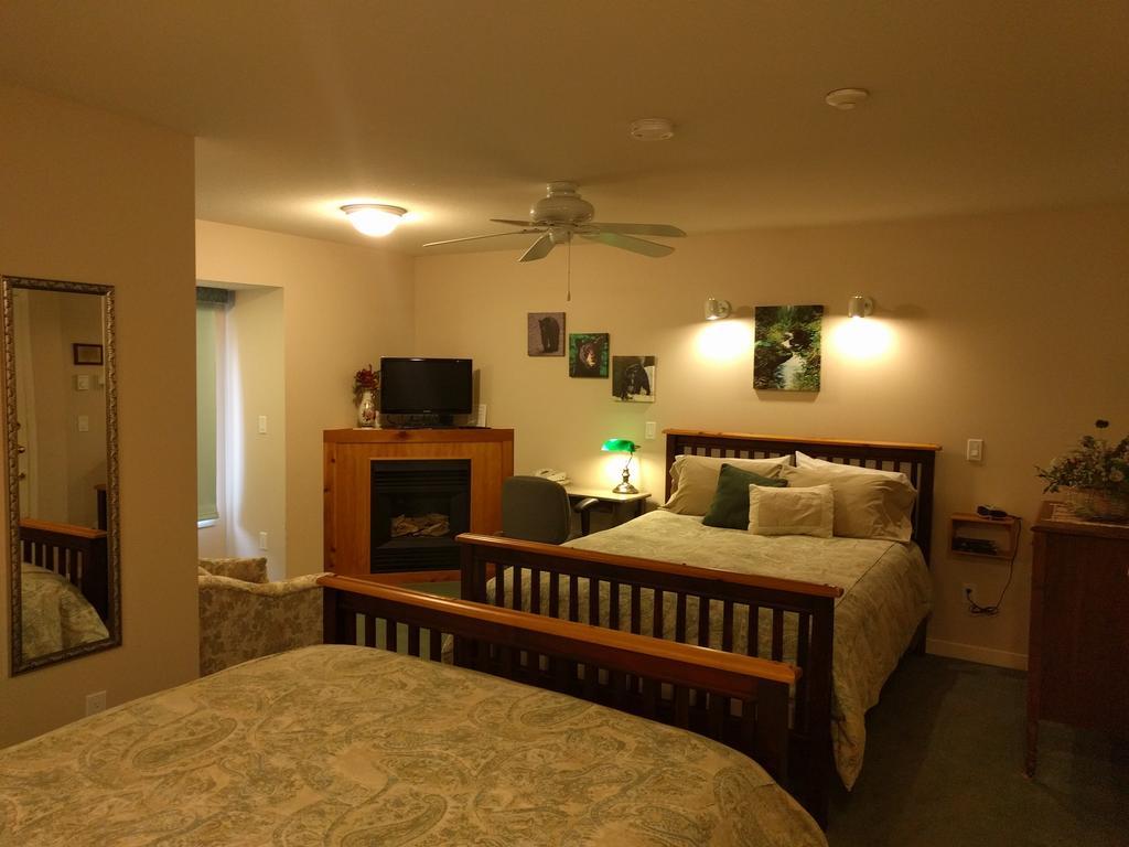 Cedar Wood Lodge Bed & Breakfast Inn Port Alberni Exterior photo