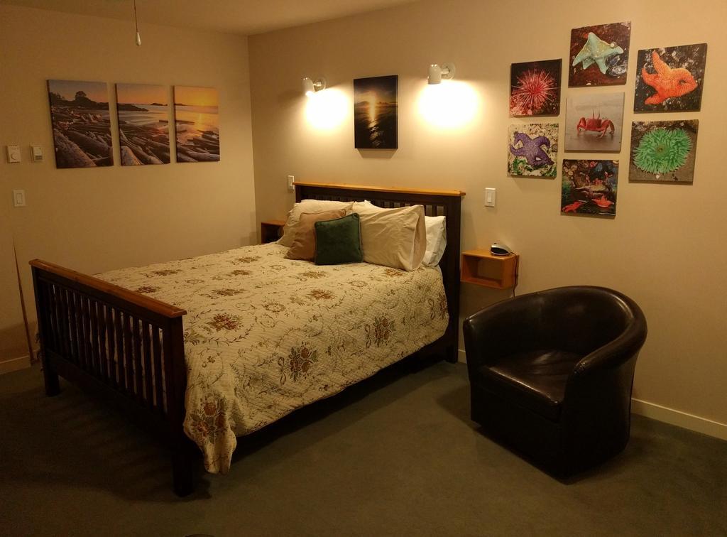 Cedar Wood Lodge Bed & Breakfast Inn Port Alberni Exterior photo