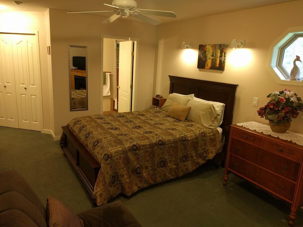 Cedar Wood Lodge Bed & Breakfast Inn Port Alberni Exterior photo