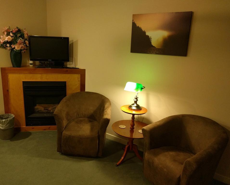 Cedar Wood Lodge Bed & Breakfast Inn Port Alberni Exterior photo