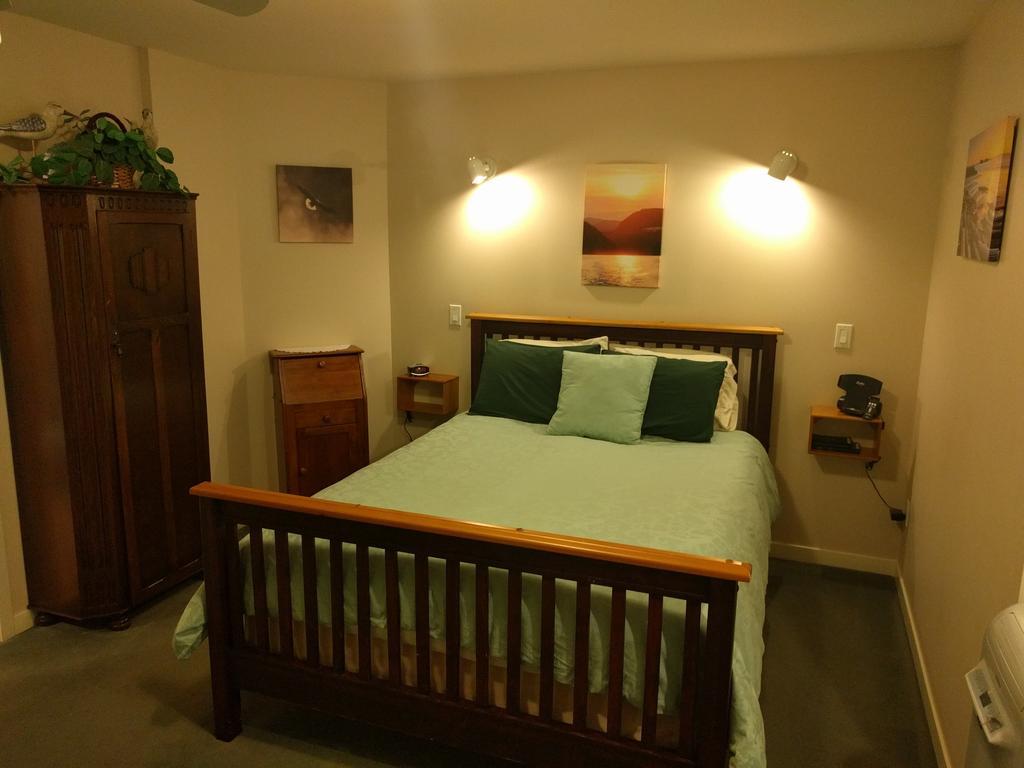 Cedar Wood Lodge Bed & Breakfast Inn Port Alberni Exterior photo