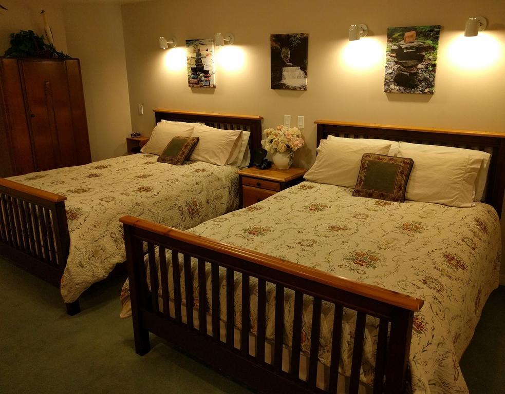 Cedar Wood Lodge Bed & Breakfast Inn Port Alberni Exterior photo