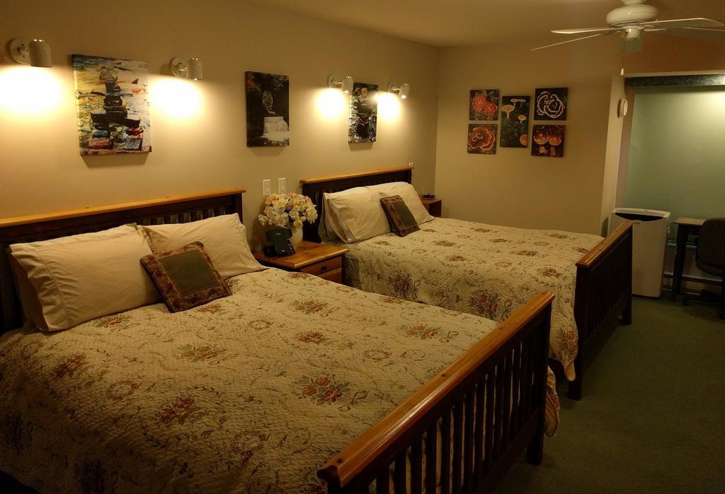 Cedar Wood Lodge Bed & Breakfast Inn Port Alberni Exterior photo