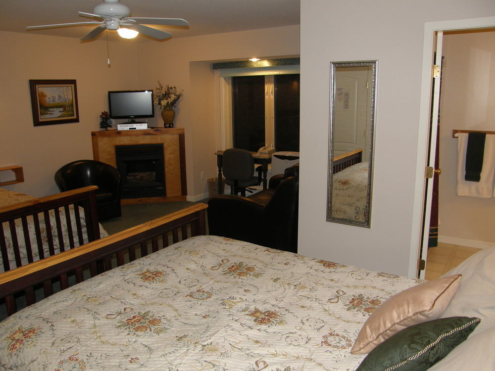 Cedar Wood Lodge Bed & Breakfast Inn Port Alberni Exterior photo