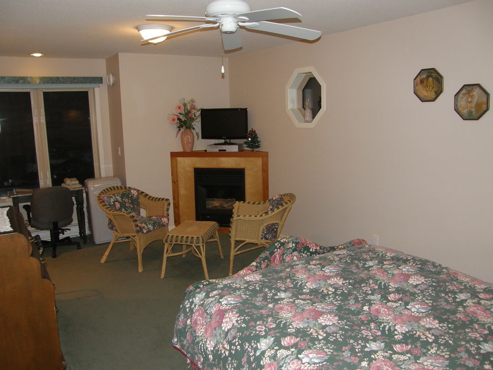 Cedar Wood Lodge Bed & Breakfast Inn Port Alberni Exterior photo